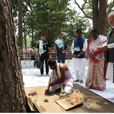 Prime Minister offers prayers at Gosani Peeth in Pahadpur village with President Droupadi Murmu