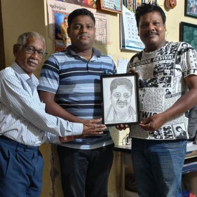 Jagannath Muduli donates his handmade portrait to Paperman